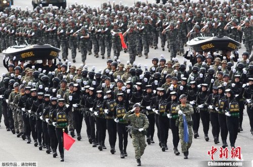 韩国举行盛大阅兵式庆祝建军65周年