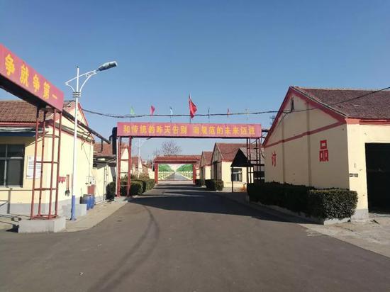 这家名叫瑞鑫的大型民营地毯制品公司,其前身是 1988 年成立的小桑福利地毯厂,后来被现任董事长黄春生等人买下。