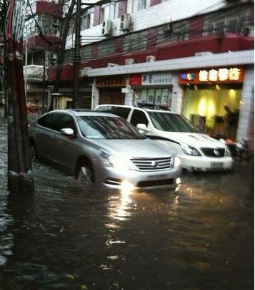 广州市区普降暴雨 交警提醒部分地区水浸