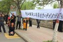 哭丧队抗议开发商提价