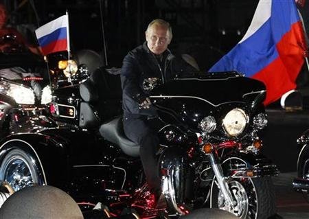 普京领骑哈雷摩托车车队亮相黑海战舰 为选举