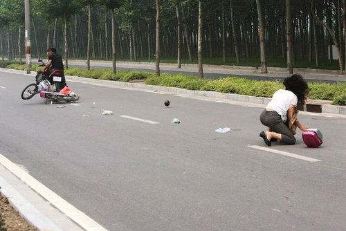 石家庄街头飞车抢劫实录(组图)