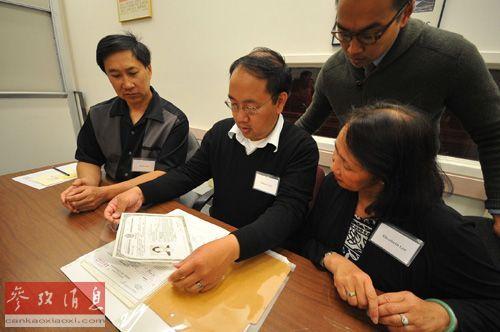 资料图片：2012年5月22日，在美国国家档案馆旧金山分馆，一个华裔家庭在查阅先人的移民档案。新华社发（刘艺霖摄）