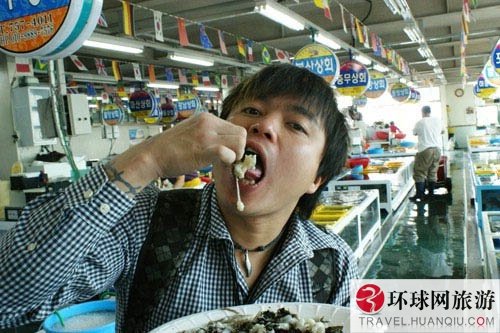 韩国人喜欢生吞活章鱼(组图)