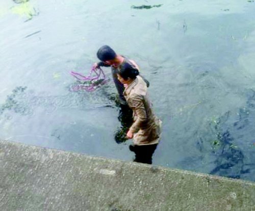 女子河中遇险,过路男子救人后悄然离开