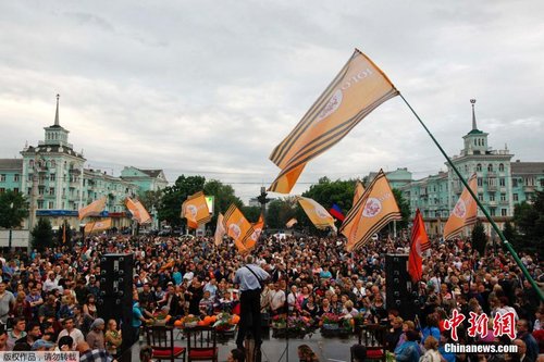 乌克兰两州宣布脱乌独立 亲俄民众集会庆祝