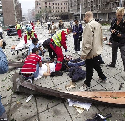 2011年7月22日,奥斯陆,警方移动爆炸案遇害者尸体.
