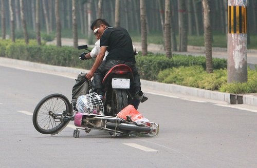 石家庄街头飞车抢劫实录(组图)