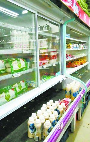 超市里的味全被放在了低温冷藏柜，但是冷藏柜却并未插电，与常温条件无异。