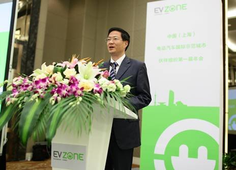 安亭镇镇长陆强在中国(上海)电动汽车国际示范城市第一届年会上向来宾