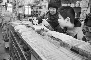 开学在即文具迎销售高峰 铅笔10元一支 卖断货了