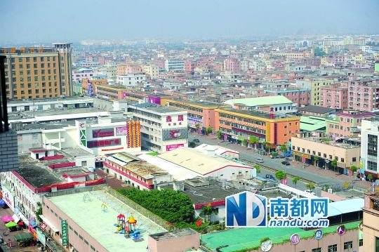 东莞高埗镇裕元厂附近连片的出租房和商业街。 南都记者陈奕启 摄