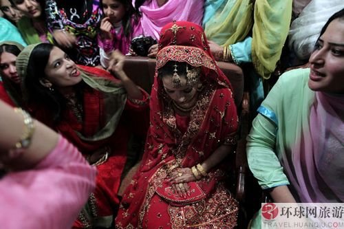 巴基斯坦婚礼风情:手捧纸花圈(组图)_新闻滚