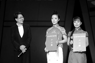 二妮小妮姐妹同台赚掌声