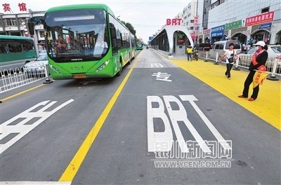 brt快速公交车在专用线上行驶.本报记者 海坤 摄