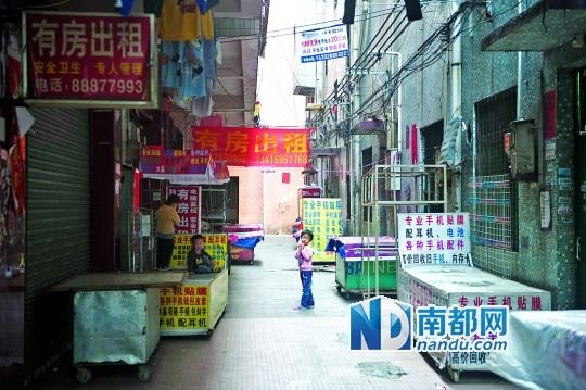 东莞高埗镇裕元厂附近出租屋的租客几乎都是裕元厂员工,上班时分,街道显得有些冷清,只有留守在家的孩子们在玩耍。南都记者陈奕启 摄