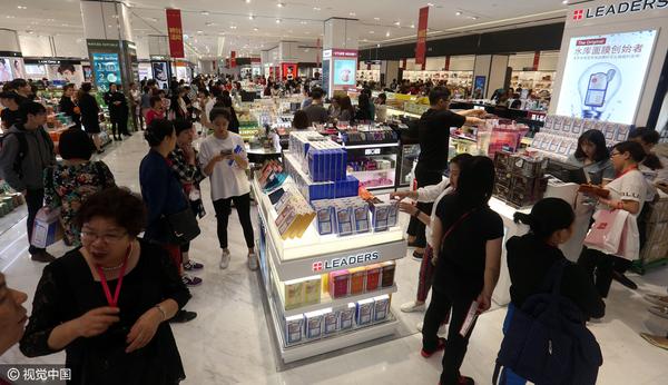 中国游客被称“会走路的钱包” 只因太爱买