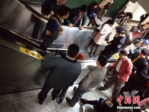 上海静安寺地铁换乘电梯逆行 多名乘客滚下电梯