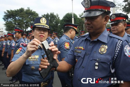 菲律宾警察解除新年“封枪” (高清组图)_财经_腾讯网