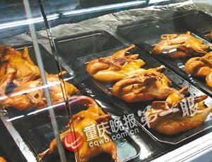 重庆沃尔玛超市被曝将过期板鸭油炸后再销售