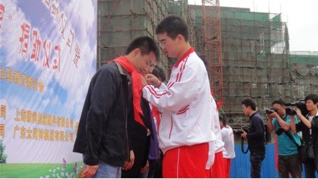 广东太阳神向重庆市璧山县特殊学校献爱心