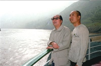 陈强和儿子陈佩斯在一起(资料照片).新华社发