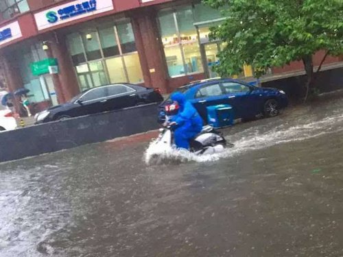 北京暴雨,看饿了么小哥如何跨海而来为你送餐