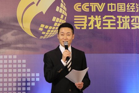 2019经济新闻人物姚明_7月25日,姚明与曾经执教过他的教练以及国家队的队友代表在仪式上...(3)