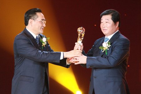 图文:廖晓军为山东重工集团董事长谭旭光颁奖