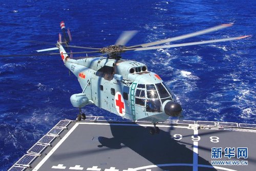 “和平方舟”号的舰载直升机在太平洋上进行救助训练
