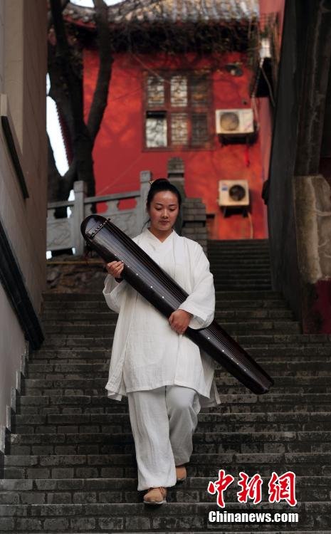 武当妹妹<em>长春</em>观舞拳抚琴展清纯侠女气质_财