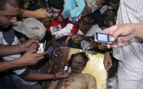 卡扎菲遗体照片公布 上身赤裸 满脸血迹(高清)