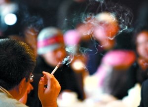 中国吸烟成本全球最低 委员建议烟草税提高6成