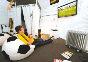 澳男子住进巨型足球 看球睡觉薪水不菲