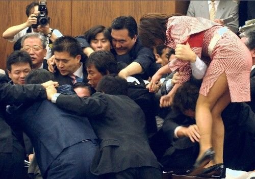 千古奇闻日本女议员打架,被打飞胸罩:拼命三郎也就这水平