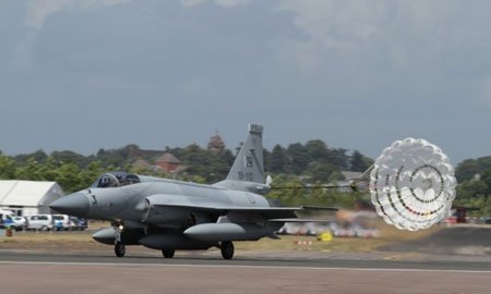 配备国产泰山发动机的枭龙战机已进行试飞_