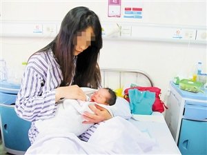 妈妈磨蹭不去医院宝宝着急生在裤里