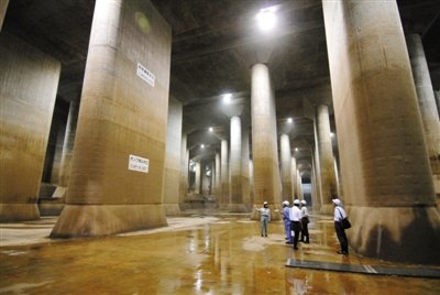 于2006年建成的东京地下防洪排水通道高约25米,长177米,宽78米.