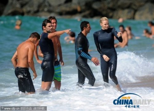 摩纳哥夏琳王妃亲自下海 美人鱼宣传水上安全意识(组图)_财经_腾讯网
