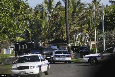 奥巴马租住别墅外随时待命的警车
