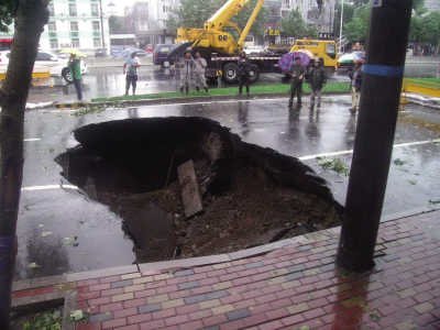 哈尔滨街头又见地陷