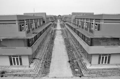 农贸城C区一排排商铺已经建成,却难觅人影。图/CFP
