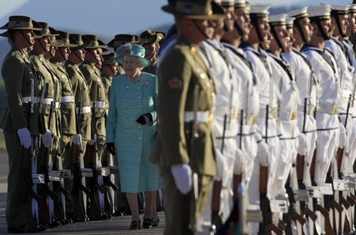 英女王抵澳大利亚后首次公开露面 引数千人围观