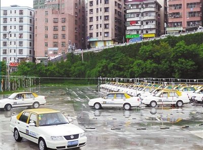 全市60万学员排队等考驾照