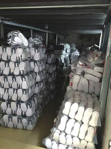 ▲简单包装的假冒耐克鞋半成品,正等待进一步加工。