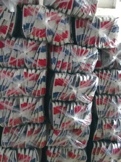 ▲堆积在仓库里的半成品假耐克鞋。