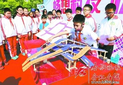 模型们用自己疏导制作的立交桥学生,演示立交桥动手拥堵方案小学南通石港图片