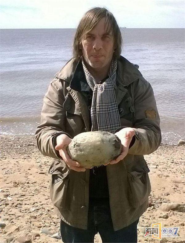 英国男子海边捡到一块“臭石头” 竟是传说中的宝物！