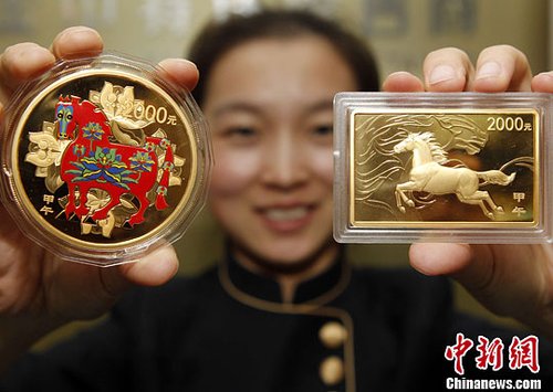 组图:2014中国甲午马年金银纪念币亮相