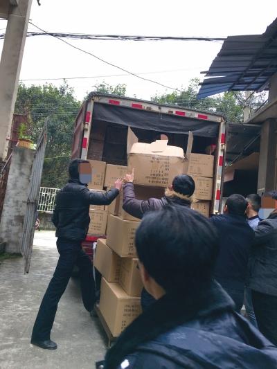 ▲阿里联合莆田警方查抄黑工厂制造的假名牌鞋。阿里供图